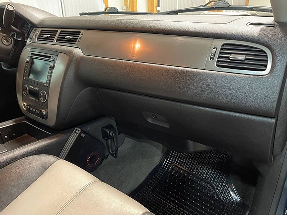 Chevrolet Suburban 21 of 21