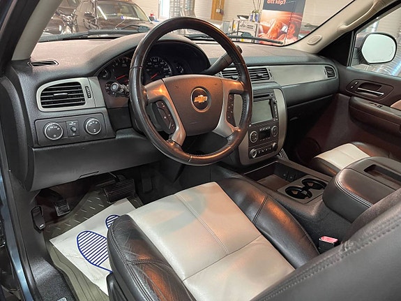 Chevrolet Suburban 14 of 21