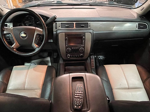 Chevrolet Suburban 16 of 21