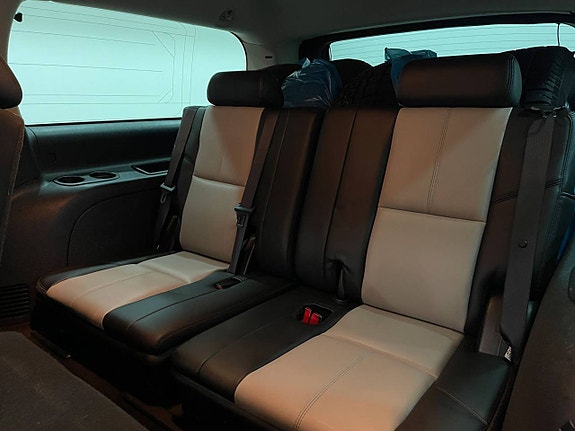 Chevrolet Suburban 19 of 21