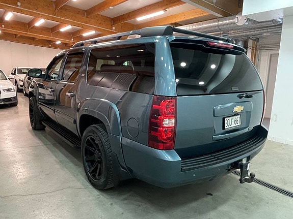 Chevrolet Suburban 6 of 21