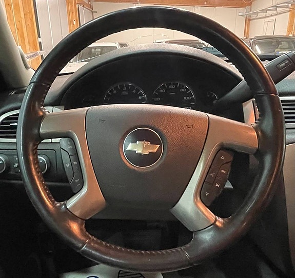 Chevrolet Suburban 17 of 21