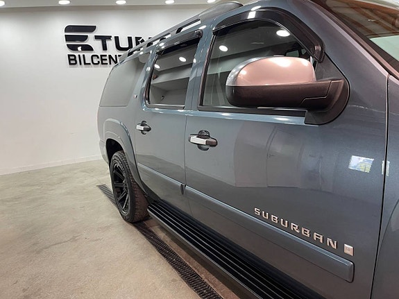 Chevrolet Suburban 12 of 21