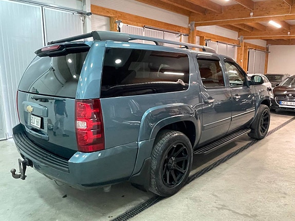Chevrolet Suburban 9 of 21