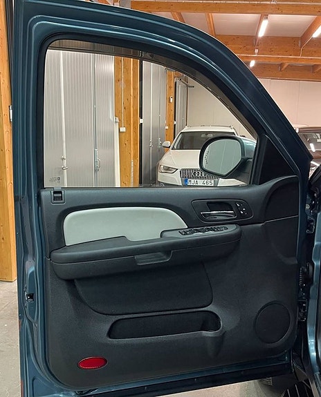 Chevrolet Suburban 13 of 21