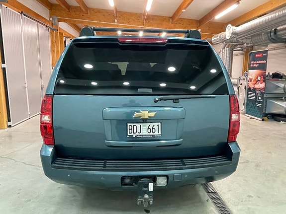 Chevrolet Suburban 7 of 21