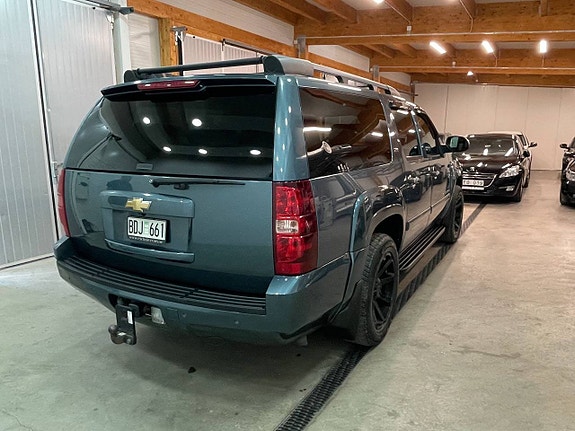 Chevrolet Suburban 8 of 21