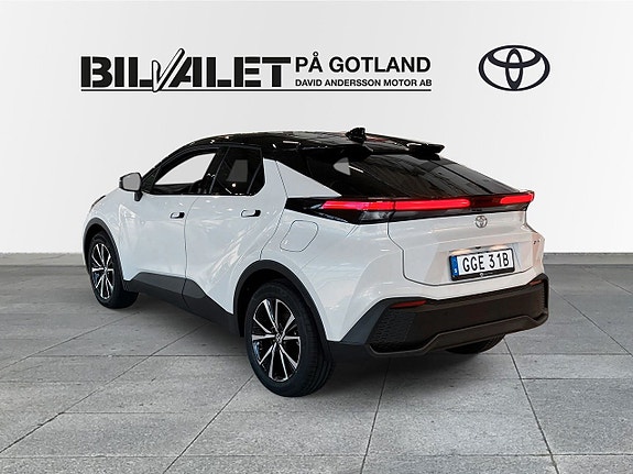 Toyota C-HR 2 of 5