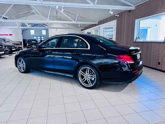 Mercedes-Benz E200 3 of 5