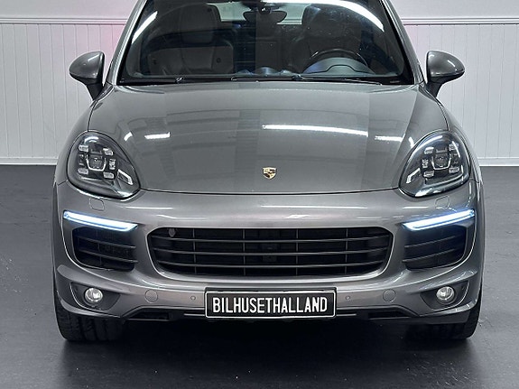 Porsche Cayenne S 3 of 5