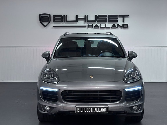 Porsche Cayenne S 2 of 5