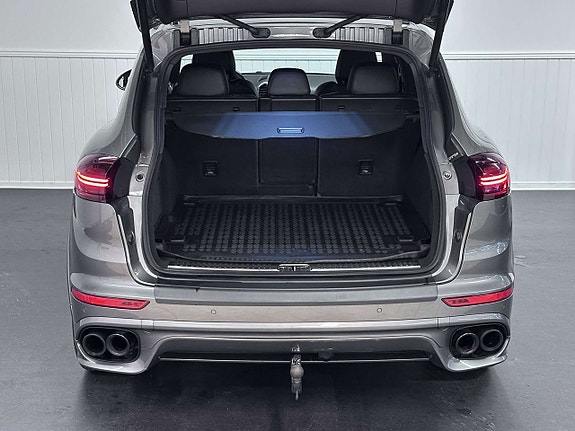 Porsche Cayenne S 11 of 28
