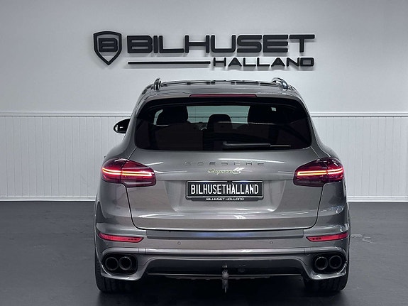 Porsche Cayenne S 10 of 28