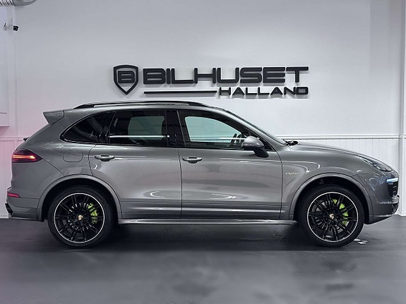 Porsche Cayenne S 5 of 5