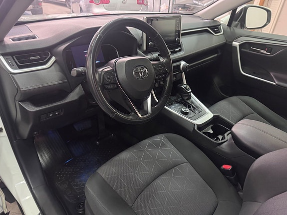 Toyota RAV4 6 of 19