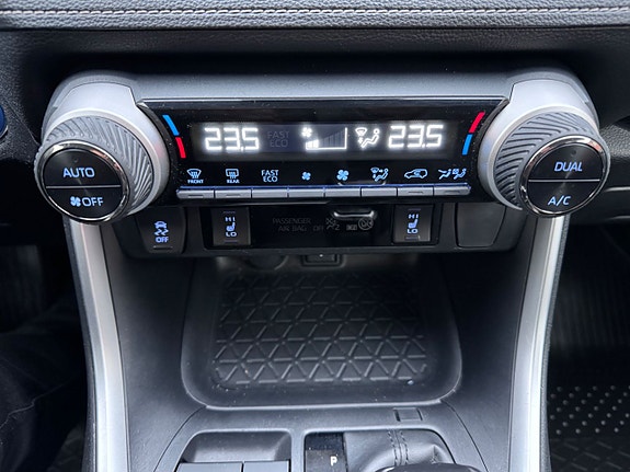 Toyota RAV4 14 of 19