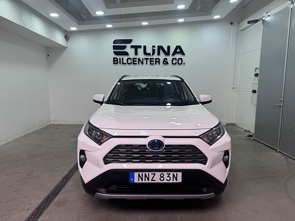 Toyota RAV4 2 of 19