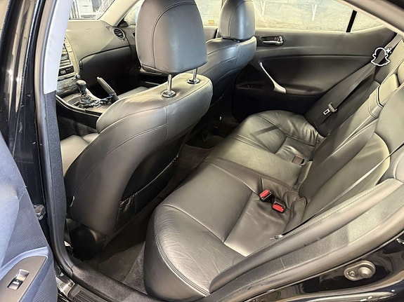 Lexus IS220d 7 of 7