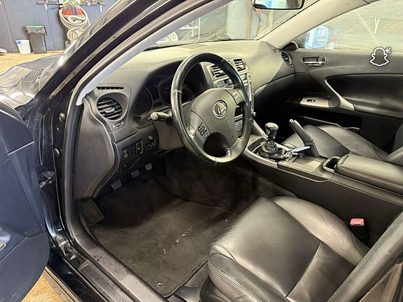 Lexus IS220d 6 of 7