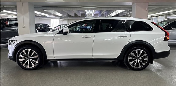 Volvo V90 Cross Country 3 of 5