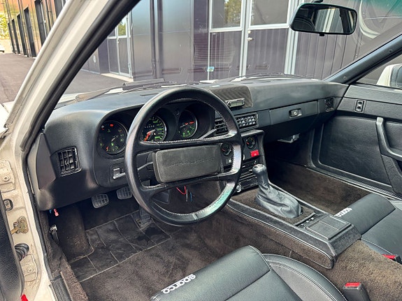 Porsche 924 9 of 17