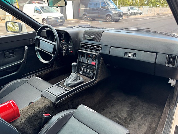 Porsche 924 12 of 17