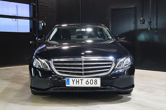 Mercedes-Benz E220 d 2 of 5