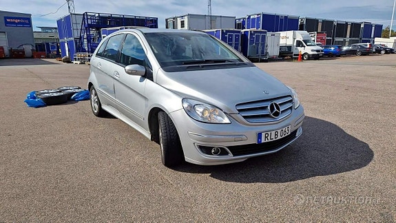 Mercedes-Benz B180 2 of 5