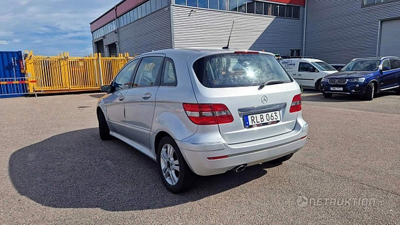 Mercedes-Benz B180 4 of 5