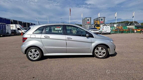 Mercedes-Benz B180 3 of 5