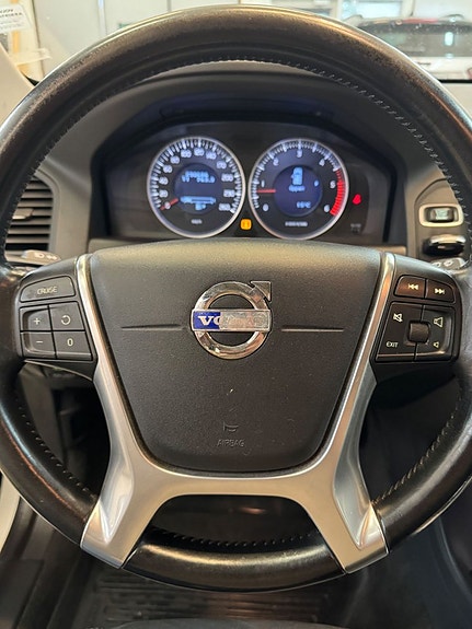 Volvo XC60 8 of 19