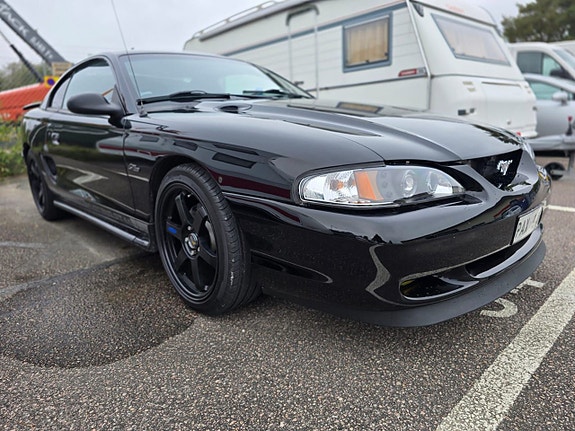 Ford Mustang 2 of 5