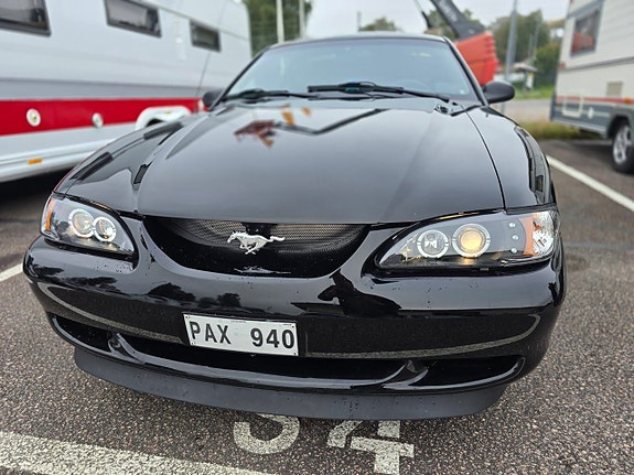 Ford Mustang 3 of 5