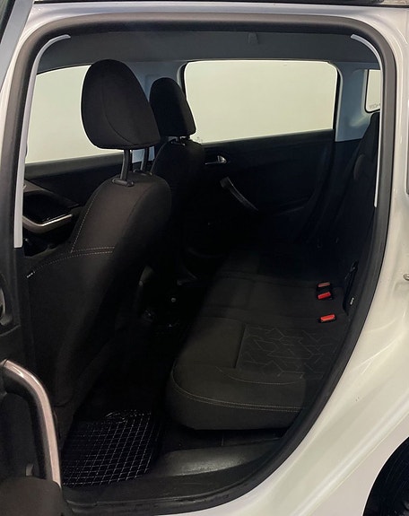 Peugeot 2008 7 of 11