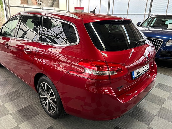 Peugeot 308 SW 2 of 5