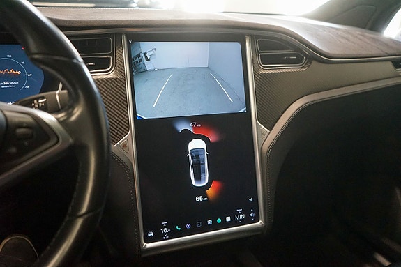 Tesla Model X 16 of 21