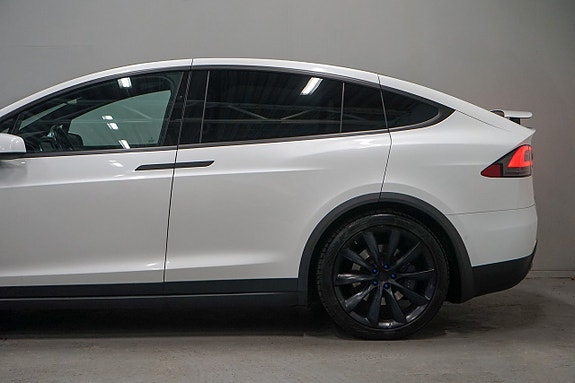 Tesla Model X 7 of 21