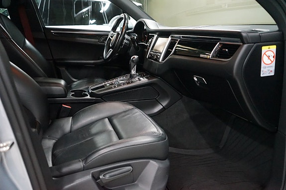 Porsche Macan S 13 of 25