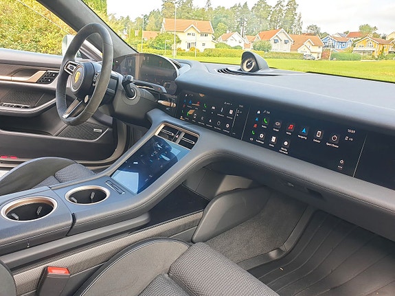 Porsche Taycan Turbo S 4 of 5