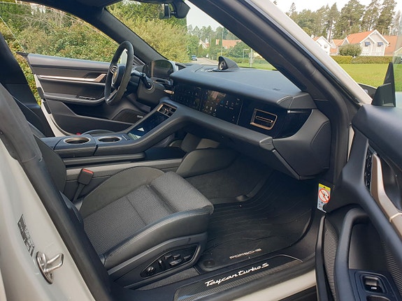 Porsche Taycan Turbo S 3 of 5