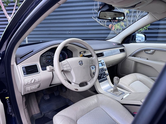 Volvo V70 2 of 5