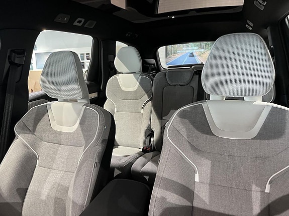 Volvo EX90 7 of 15