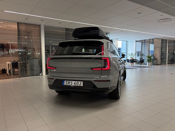 Volvo EX90 2 of 5