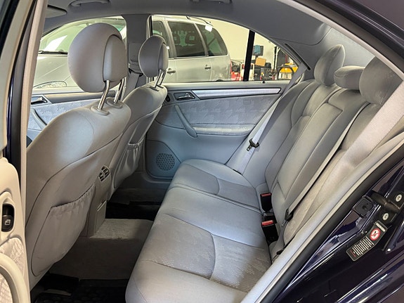 Mercedes-Benz C320 14 of 21
