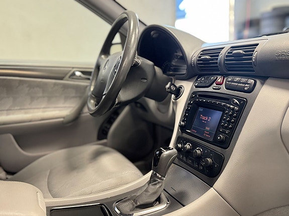 Mercedes-Benz C320 10 of 21