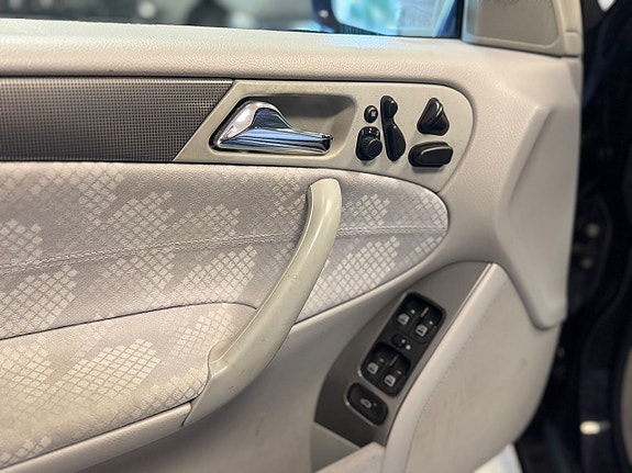 Mercedes-Benz C320 13 of 21