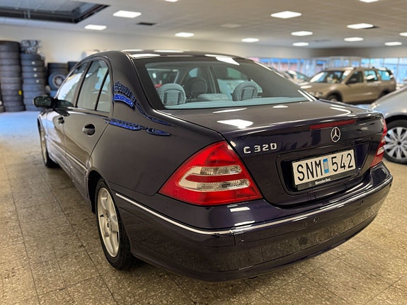 Mercedes-Benz C320 4 of 21