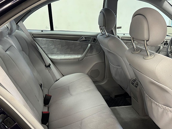 Mercedes-Benz C320 11 of 21