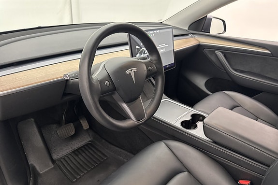 Tesla Model Y 9 of 30