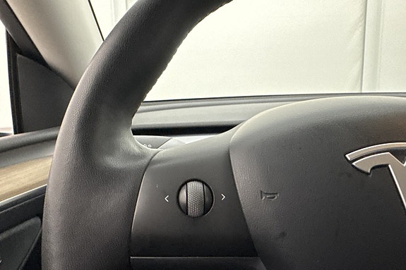 Tesla Model Y 13 of 30